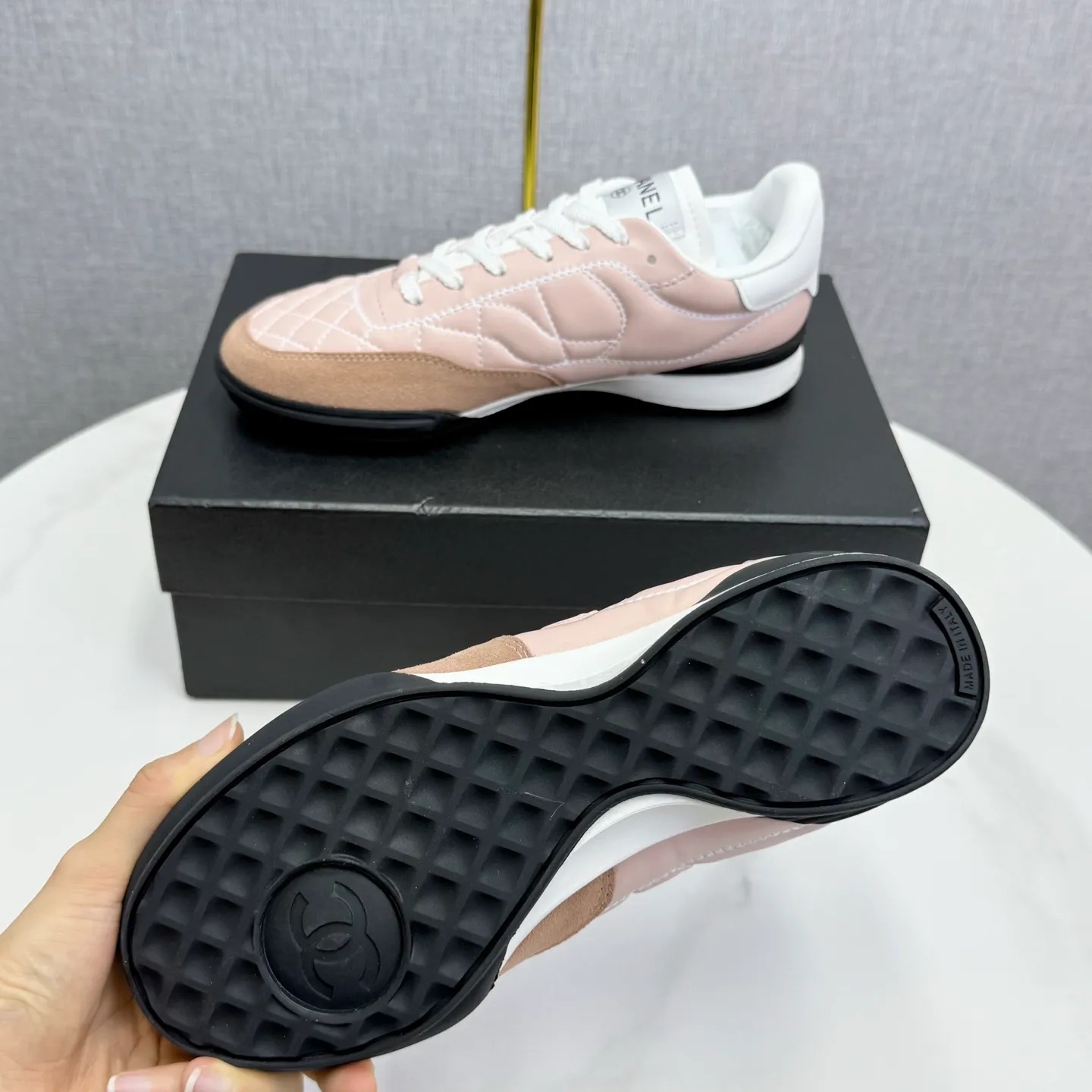 👟👟Ex-factory price 600👟👟Chanel Panda Shoes! 2025 counter's top casual sports shoes. This classic design; the upper is electro-embroidered with a variety of techniques; the outsole is fashionable and sporty; the unusual inclusion of a variety of color matching elements... The diversified mix and match is very good-looking and versatile, and can be used for leisure, fashion, sports, and outdoor... ꫛꫀꪝ Go➫ Materials: ❶Upper made of: original imported first-layer silk cowhide + original waterproof cloth + original first-layer cowhide ❷Inner lining: Original Yangli+wang ❸ Outsole based on: Original TPU combination outsole Counter boutique packaging complete set for women 35–41